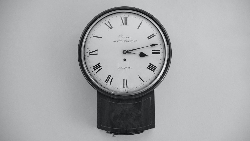 Penggajian yang Tepat Waktu
Foto oleh Mike Bird: https://www.pexels.com/id-id/foto/jam-tangan-analog-bulat-hitam-109555/